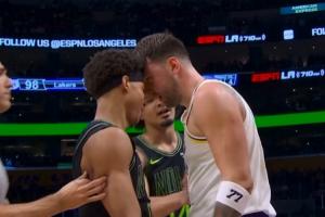 很生气！东契奇上篮被鹈鹕新秀费尔斯大动作犯规 下来和后者顶牛