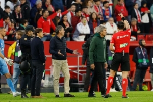 马卡：塞维利亚德比战有球迷向场内投掷水瓶，导致比赛中断数分钟