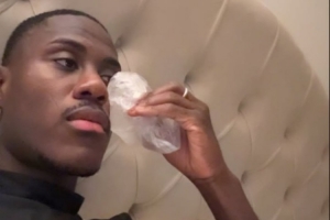 遭阿森纳后卫因卡皮耶肘击，切尔西后卫查洛巴社媒晒冰敷照片