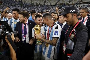 记者：梅西斯卡洛尼将出席华盛顿的世界杯抽签，现场交还原版奖杯