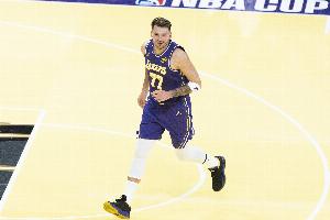 东契奇连续5场砍下30+两双！成为奥尼尔后首位做到这点的湖人球员