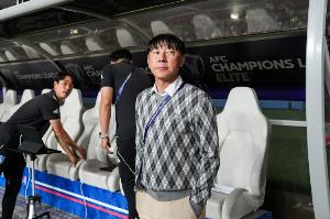 蔚山后卫自爆被前主帅申台龙扇耳光，后者下课后称球员不听他指挥