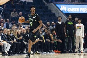 小伙子挺硬！奎因单打里夫斯 顶开后直接双手暴扣！