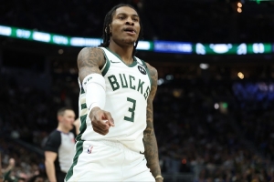 小波特15中12砍下30分5助攻3抢断 99年雷·阿伦后雄鹿队史首人