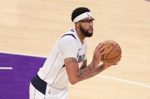 这么打才是你！浓眉上半场13中8得21分6板1助1断 得分两队最高