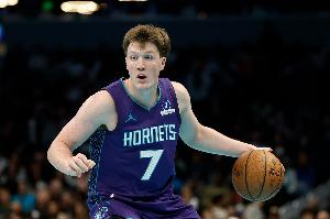 可圈可点！克尼佩尔半场9中5拿到12分2板4助 三分4中2