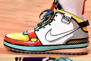 詹姆斯上脚新配色LeBron 23！以动画人物Stewie为灵感的靓丽配色