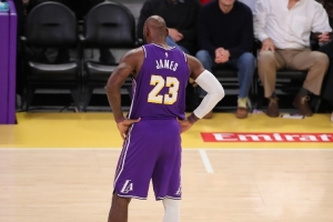 詹姆斯谈失利原因：失误和转换得分 这只是一场比赛&不会太过疯狂