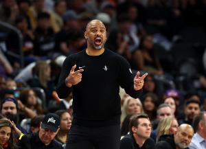 哨声频繁！火箭连续被吹犯规 爵士罚球稳住局势