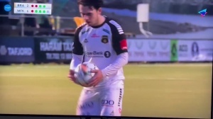 解围上了？挪甲门将为干扰点球，助跑爆射将对手摆好的球踢飞