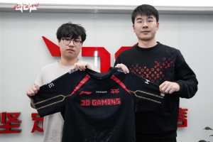 JDG晒照：与选手们的队服合影来啦 2026一起加油！