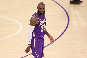 努力追赶！詹姆斯反击送击地 克内克特接球顺势上篮得手