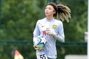 182大长腿女足门将上前拦截，遭齐达内“马赛回旋”戏耍