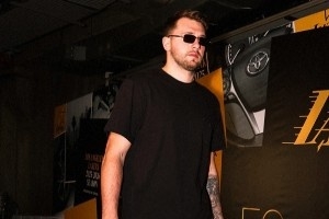 主场背靠背！湖人官推晒赛前入场照：回来打更多比赛