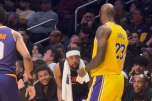 上赛季曾并肩作战！詹姆斯在场上和场边的古德温聊天