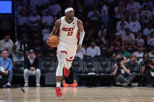 没防守啊！阿德巴约双手飞扣 热火两节半得分破百