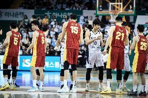 网友：韩国篮球很弱 他们2场都赢了中国男篮 我们更菜 杨侃：是的