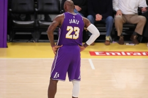 湖记：湖人显然想延续詹姆斯的连续上双纪录 这算是个亮点吧