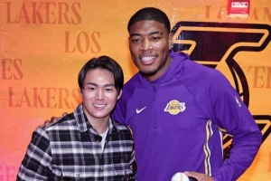 世界大赛MVP山本由伸观战湖人 赛前八村塁作为代表送上专属球衣