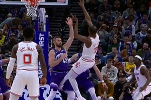 爱神毫无感觉！杜兰特后仰跳投踢到小乐福！裁判吹罚投篮犯规！