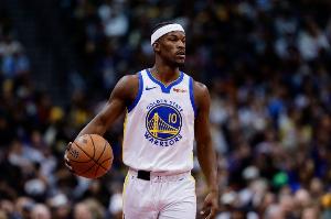 完咯！巴特勒掉鞋 还有些崴脚 径直返回更衣室处理伤势