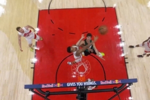 一锤定音！斯科蒂·巴恩斯防守建功 大帽扇飞阿夫迪亚投篮