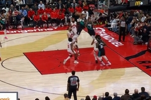 令人羡慕的身体素质！谢顿·夏普中路突击 腾空起飞双手炸扣！