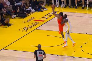 穆迪失误 追梦回追对着杰伦威一个凶狠犯规 2犯下去了