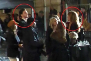 同乘一辆车！太阳报：26岁赖斯与49岁女主持出席时尚活动