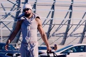 余温还在！狄龙晒近照：每个平凡人都有闪光时刻