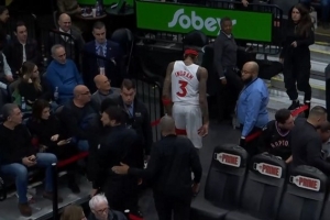 可别是伤了！第三节未打完 英格拉姆低头返回更衣室