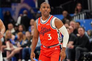 保罗赛季至今代表快船出战16场 场均2.9分1.8板3.3助 命中率32.1%