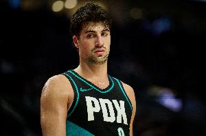 手感很一般！阿夫迪亚上半场5中1&8罚仅4中 拿到7分8助攻