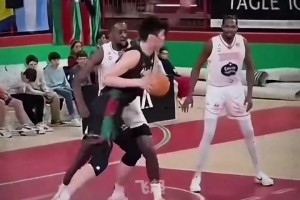 关系是真的好！ 东契奇和里夫斯都很喜欢恶搞对方