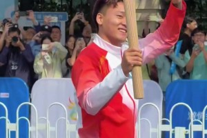 动作似乎有点不雅？德章泰-穆雷的女友在夜店疯狂扭臀乱舞