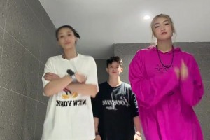 女篮李梦晒和王雪朦/李缘自拍自舞视频 这一看身高就是高阿