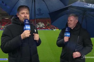 啊？裁判本来给加拉塔萨雷点球，然后立即将其改为球门球……