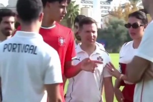 地主之谊是吧！卡拉格在曼城和异父异母的多特球迷一起喝酒聊天！