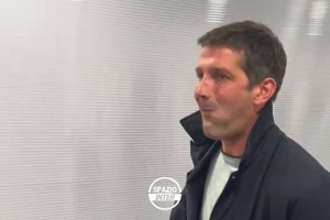 强度太大容易饿！实拍：齐沃欧冠赛后吃着蛋糕通过采访通道