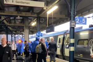 曼联全队乘坐火车前往伦敦