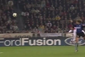 两位顶级中锋的完美配合！维埃里反击传中克雷斯波头球破门！