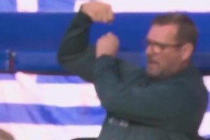 韦格霍斯特进球被判无效后，乌德勒支的队医嘲笑其庆祝动作