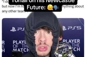 真正的快乐足球！名场面：斯特林被场地绊倒，裁判判罚点球！