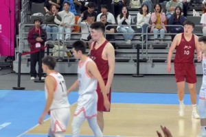 本届全运会最炸裂进球？余嘉豪篮下接球，强行隔扣胡金秋！