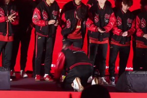 行大礼！重庆主帅张外龙向球员磕头致谢