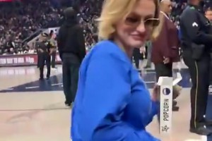 依然不满那笔交易啊！独行侠球迷在选中弗拉格后高喊fire nico！