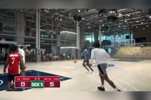 俩活宝甲亢哥空篮上不进，气得队友杜兰特当场脱鞋走人！