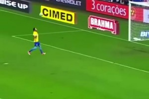 太逗了！全是名场面！球迷冲场的“有趣”时刻！娴熟的捂脸倒地！