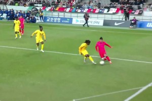 黄喜灿禁区闪展腾挪过人造点，可惜亲自主罚点球被扑