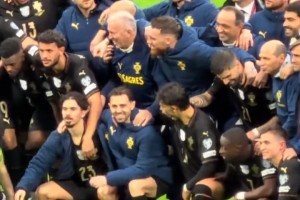 你再摸一下试试！哈兰德被揪小辫子后怒指对手